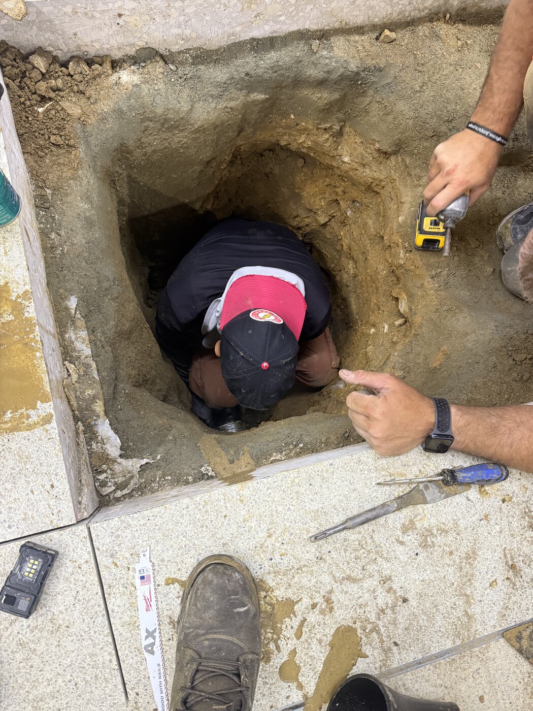 Trabajador instalando tubería subterránea