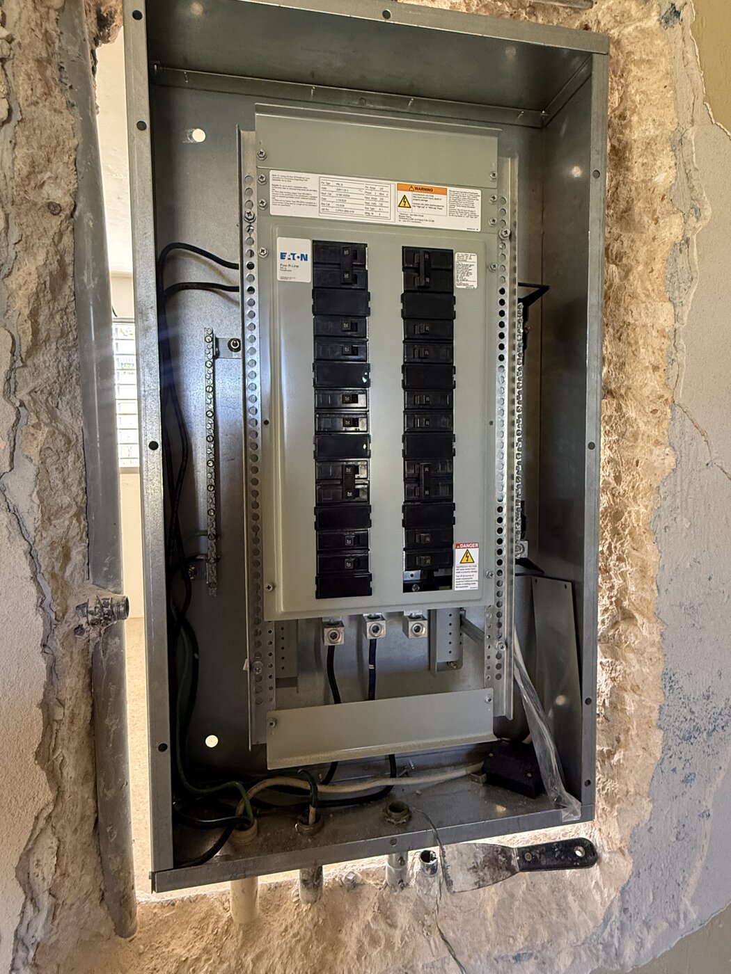Panel eléctrico comercial instalado por ZOT Projects