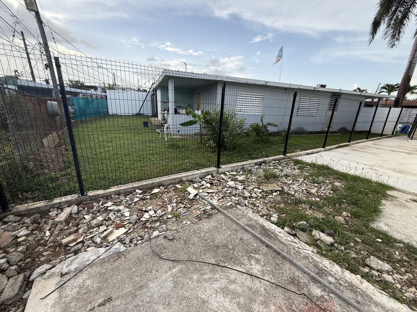 Propiedad residencial con cerca nueva instalada