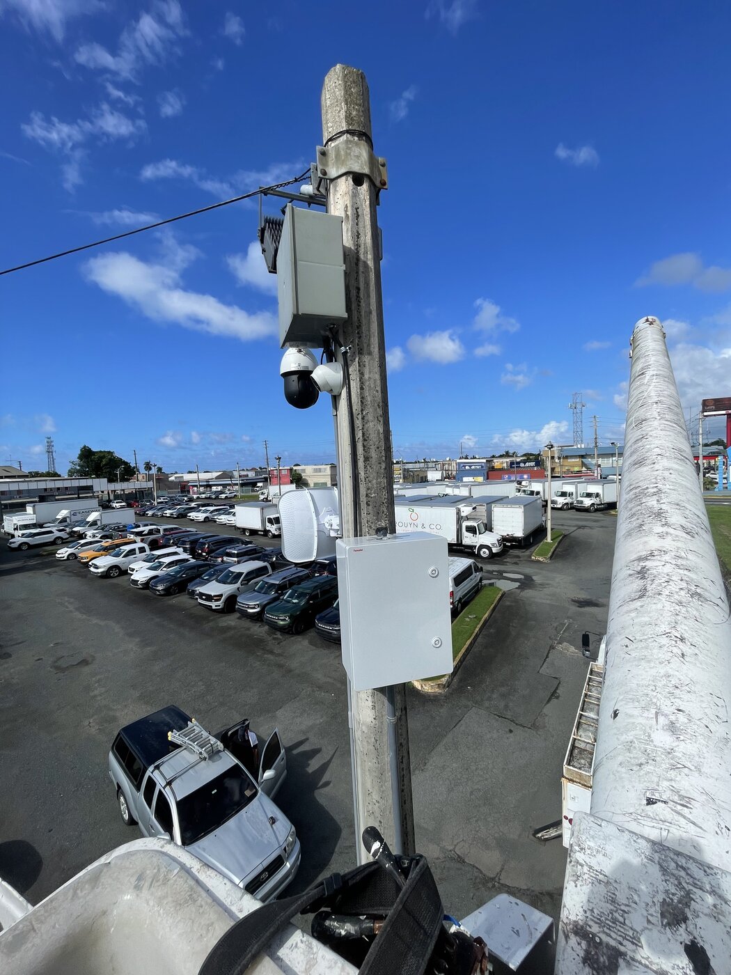 Cámara PTZ instalada en poste sobre estacionamiento comercial