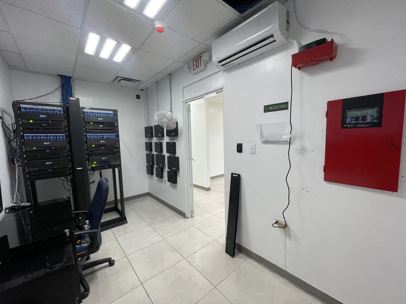 Panel de alarma contra incendio en cuarto de equipos